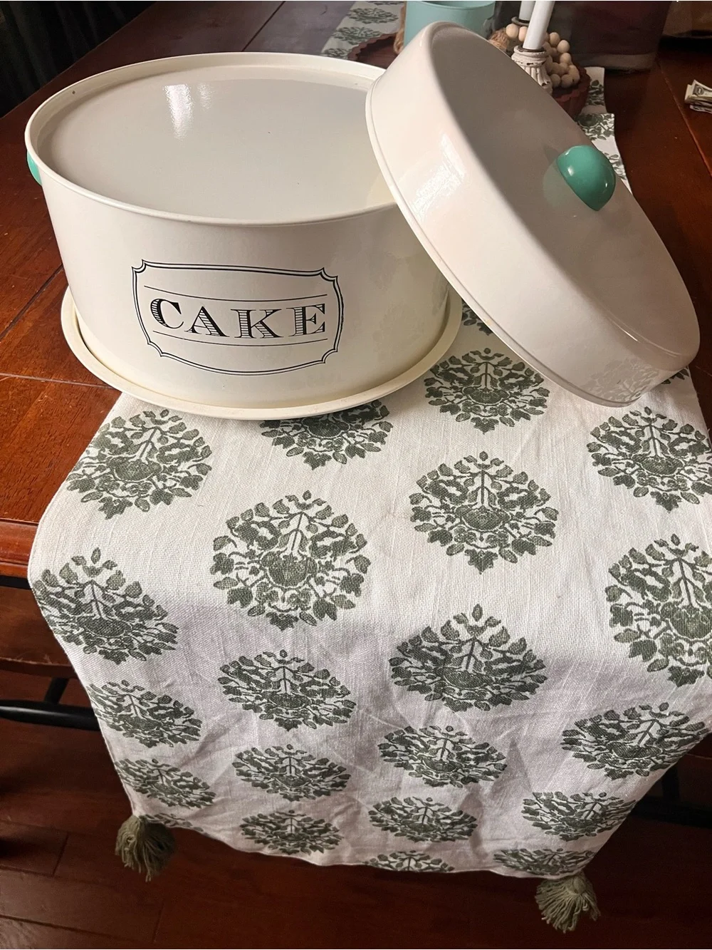 Retro Vintage Style Cake and Pie Holder
